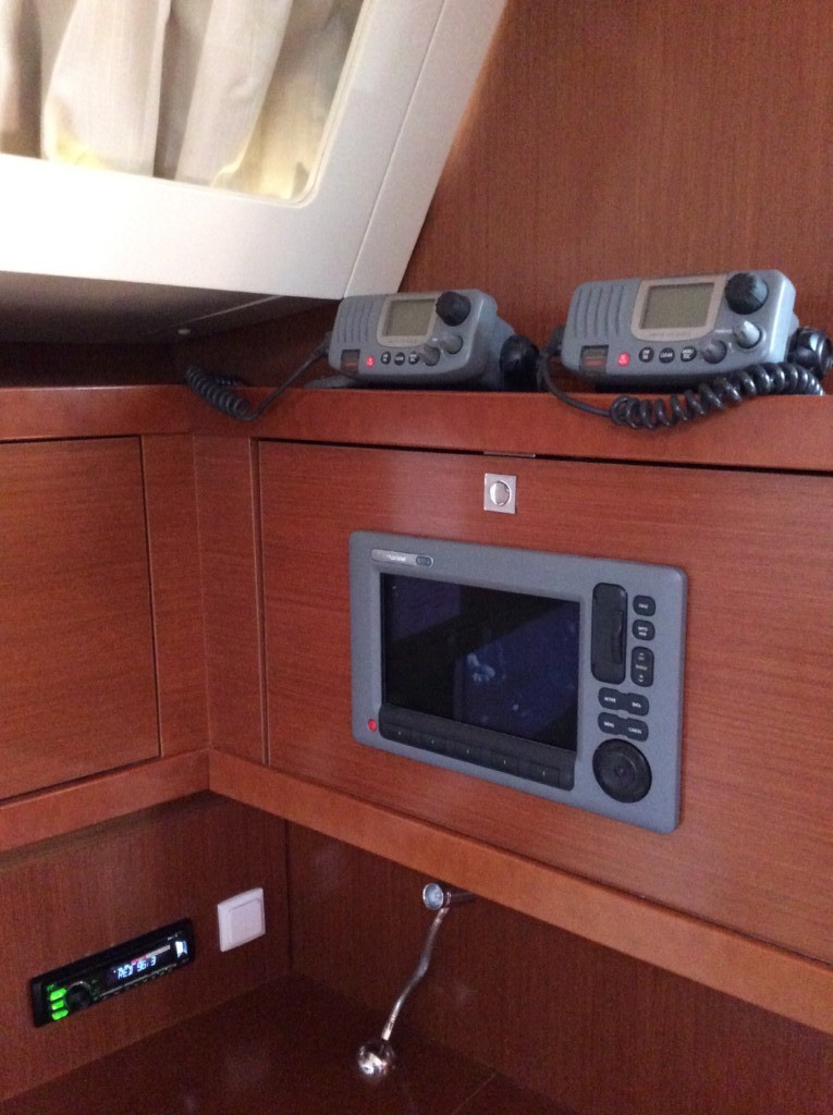 27 2vhf, gps, radio