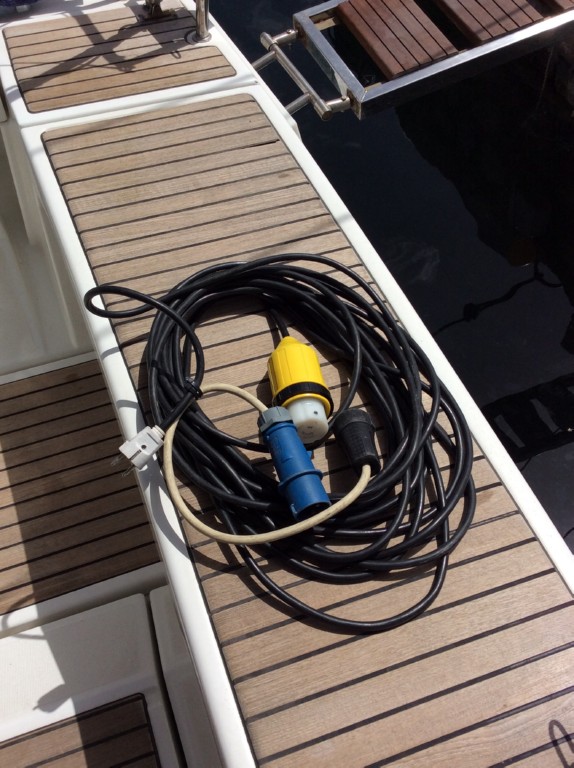 32 220 v cable and adaptor