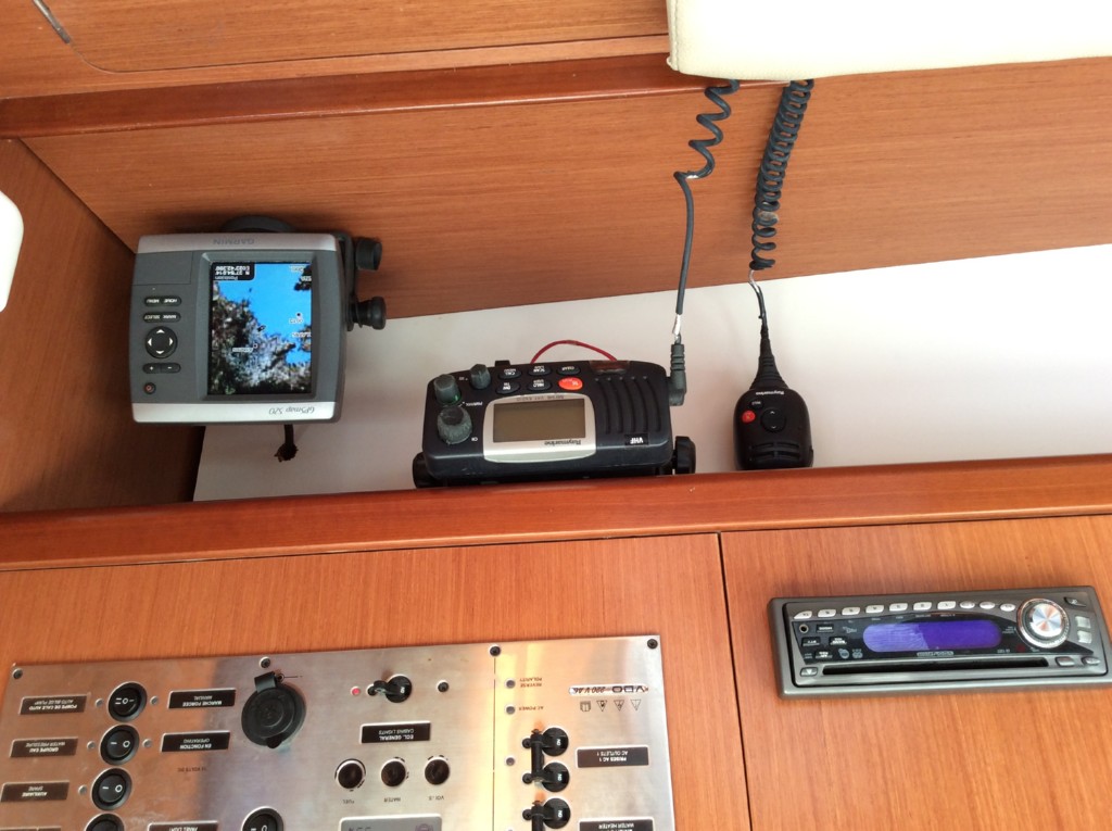 11 vhf,gps,radio