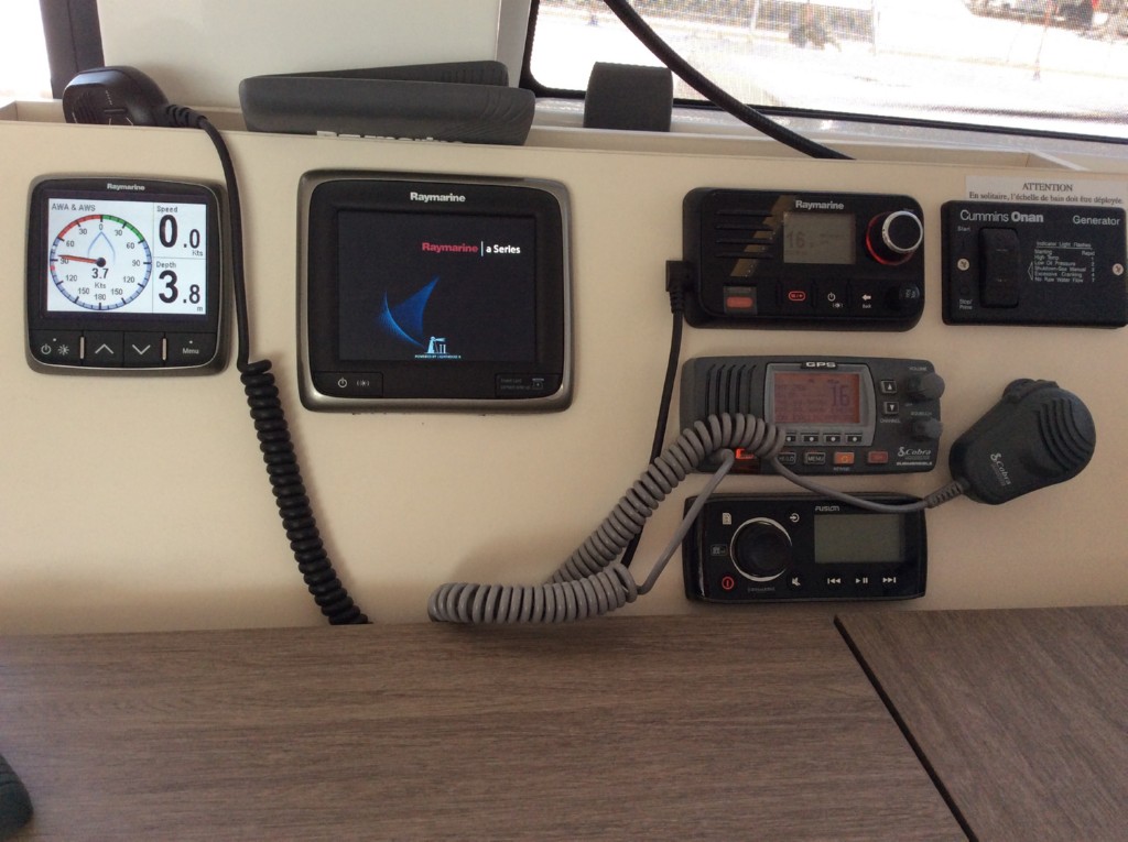 Raymarine instruments,hifi -mp3, 2 vhf