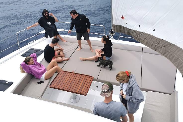 Catamaran expansive foredeck